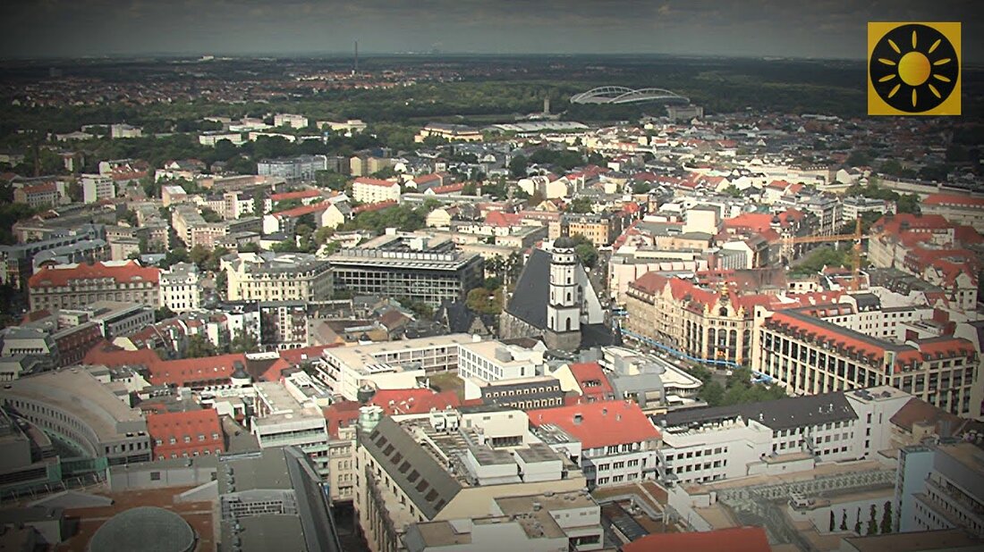 Leipzig – die facettenreiche Metropole Mitteldeutschlands im Filmporträt REISEKINO. Bachstadt, Autostadt, Messestadt oder „Little Paris“ sind nur einige Marken von Leipzig. Erleben Sie in Teil 1 des Films „Der Diamant Leipzig“ die Sehenswürdigkeiten rund um das historische „Leipziger Rathaus“, die prächtigen Passagen wie die Mädler – Passage mit „Auerbachs Keller“, „Specks Hof“ und „Barthels Hof“ als einzigartiges Kaffeehaus mit Kaffeemuseum und mehr. Finden und buchen Sie Hotels in LEIPZIG zum niedrigsten Preis des Tages unter: http://www.reisekino.de/hotelangebote/hotels-leipzig.html A Sachsenhits / Reisekino Filmproduktion http://www.reisekino.de Regie: Ralf Hermann http: // www .sachsenhits.com Filmrechte: REISEKINO FILM NIESKY Die Integration oder Einbettung von REISEKINO-Reisefilmen in …