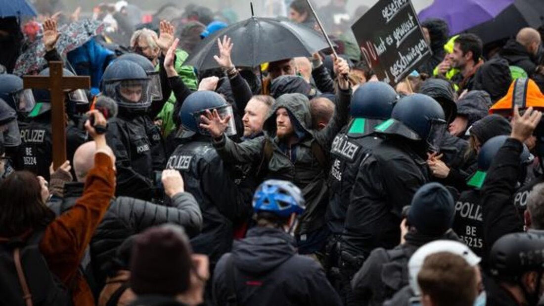 Gegner der # Corona-Maßnahmen haben an diesem Samstag, dem 21. November, eine weitere Demonstration in #Leipzig gefordert. Nachdem die Erweiterung des Infektionsschutzgesetzes am Mittwoch mit Rekordgeschwindigkeit verabschiedet wurde, werden mehrere tausend Teilnehmer erwartet. Sowohl die Stadt als auch die Polizei haben härtere Maßnahmen gegen die Demonstranten angekündigt. Die Innenstadt von Leipzig ist seit 8:00 Uhr ein kontrolliertes Gebiet. Die Bewegung des „Querdenkens“, Organisator der letzten großen Demonstration in Leipzig, betont, dass sie nicht der Antragsteller für die heutige Demonstration ist. Das sächsische Amt für den Schutz der Verfassung warnt vor der landesweiten Beteiligung von Rechtsextremisten. Zahlreiche Gegendemonstrationen werden erwartet. Mehr …