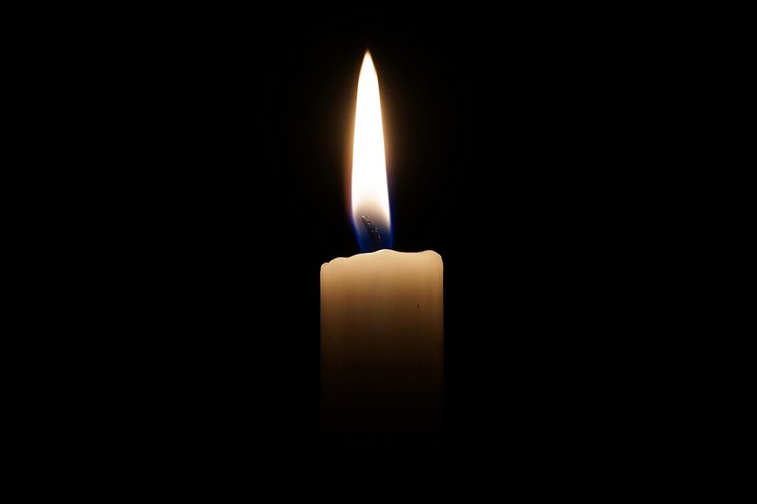 A14 zwischen Mutzschen und Leisnig gesperrt: Lkw-Anhänger in Flammen Auf der A14 in Richtung Nossen steht ein LKW-Anhänger in Flammen. Der Abschnitt zwischen Mutzschen und Leisnig musste gesperrt werden. Die Autobahn bleibt vorübergehend für den Verkehr gesperrt, da durch die starke Rauchentwicklung eine Gefahr für die Verkehrsteilnehmer besteht. Ursache des Brandes Der LKW-Anhänger geriet am Donnerstagmorgen in Brand. Die genaue Ursache des Feuers ist noch unklar. Die Feuerwehr ist im Einsatz und bemüht sich, den Brand so schnell wie möglich zu löschen. Die Behörden haben die Situation unter Kontrolle, aber bis die Feuerwehr den Brand vollständig gelöscht hat und die &hellip;