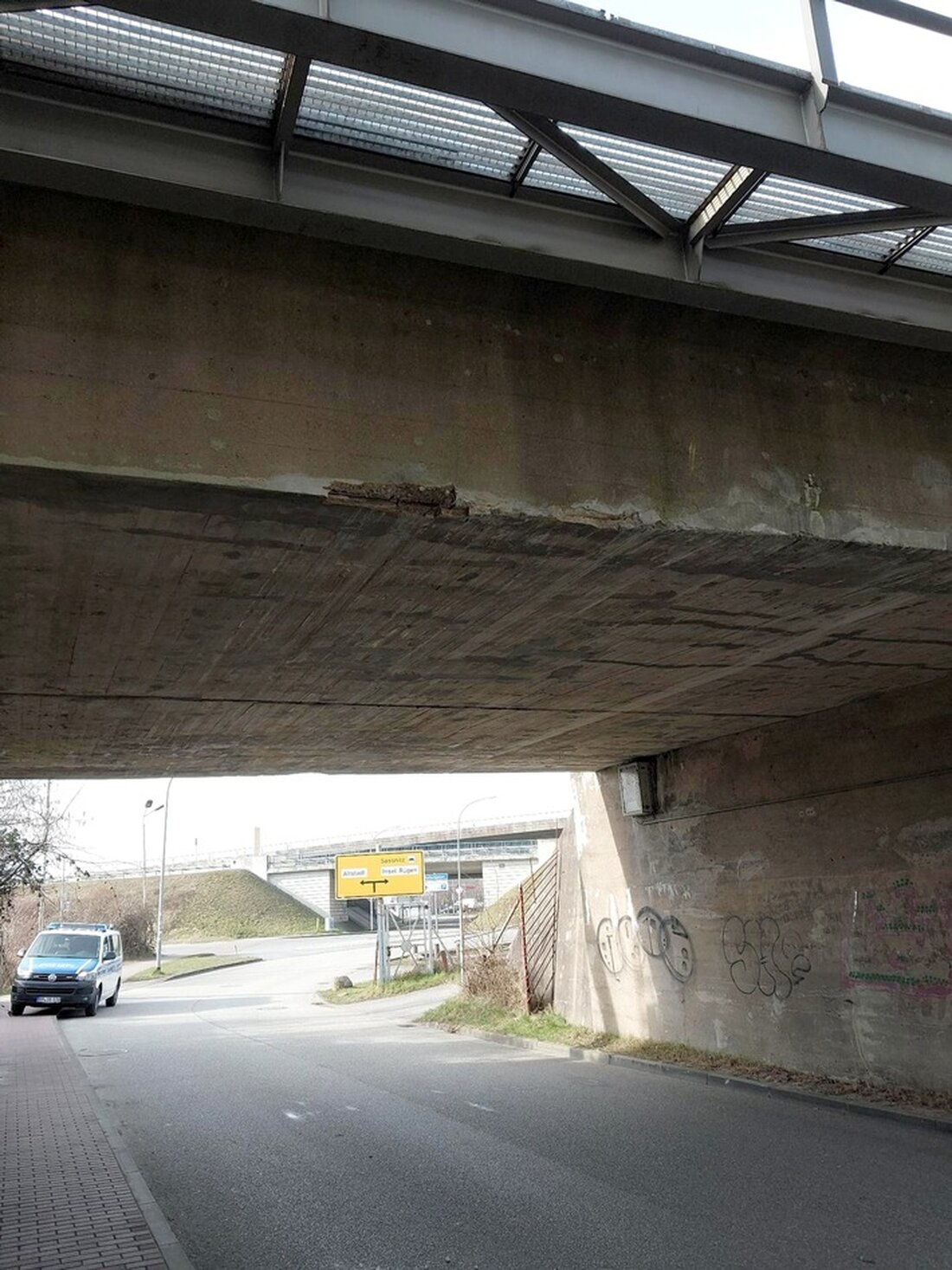 LKW-Fahrer verursacht Brückenschaden in Stralsund. Höhe missachtet, Schäden von 25.000 Euro, Streckensperrung folgt.