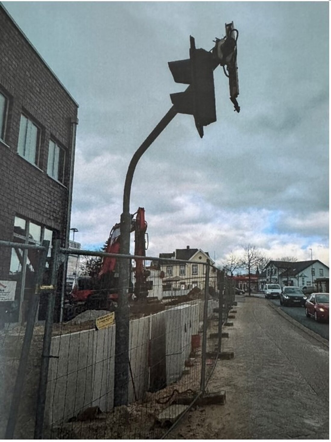 In Jever ereignete sich am 13.03.2025 ein Unfall, als ein LKW gegen eine Ampelanlage prallte. Der Fahrer ist etwa 60 Jahre alt.