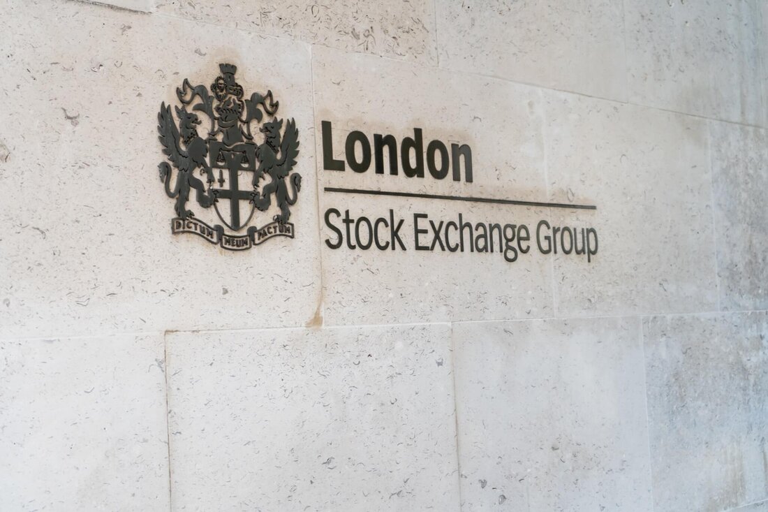 LSEG plant, nächstes Jahr eine Blockchain-basierte Handelsplattform einzuführen. Das Finanzinformationsunternehmen führt bereits Gespräche mit britischen Aufsichtsbehörden. Die Aktien der London Stock Exchange Group schlossen heute leicht im Minus. Die London Stock Exchange Group PLC hat gerade Pläne zur Einführung einer Blockchain-basierten Handelsplattform angekündigt. Julia Hogget wird den neuen Handelsplatz leiten Am Montag teilte der Leiter der Kapitalmärkte, Murray Roos, mit Financial Times dass LSEG seit etwa einem Jahr das Potenzial der Blockchain-Technologie beim Handel mit Finanzanlagen evaluiert. Das Finanzinformationsunternehmen geht nun davon aus, die besagte Plattform im nächsten Jahr offiziell einzuführen, sofern es die erforderlichen behördlichen Genehmigungen erhält. Laut Roos: …