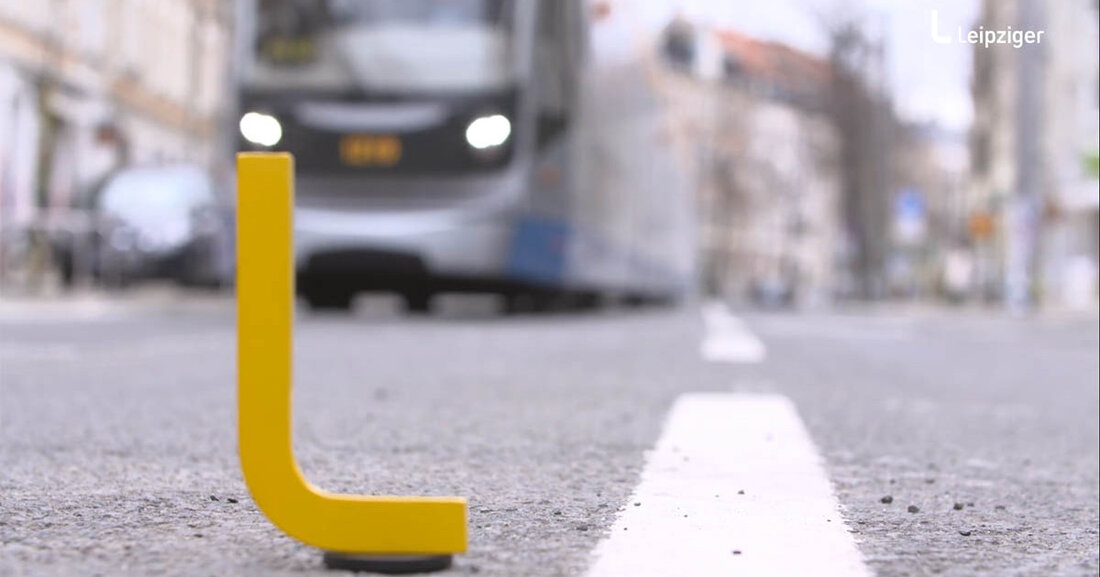 LVB investieren rund 90 Millionen Euro für Leipzig Die Leipziger Verkehrsbetriebe investieren für die Leipzigerinnen und Leipziger insgesamt 89,6 Millionen Euro für Verbesserungen für Kunden im Netz, bei Fahrzeugen und Angeboten. Über die Hälfte davon, 61 Prozent, werden über öffentliche Fördermittel möglich. Rund 33 Millionen Euro investieren die LVB in neue Fahrzeuge, zum Beispiel in die schrittweise Einführung der E-Bus-Technologie. Die Buslinie 60 soll in diesem Jahr mit neuen E-Gelenkbussen für die Leipziger emmissionsfrei fahren. In die Netzinfrastruktur und damit in die Leistungsfähigkeit des Netzes investieren die Verkehrsbetriebe 41,4 Millionen Euro. Die Gelder werden unter anderem für gemeinsame Bauprojekte mit &hellip;