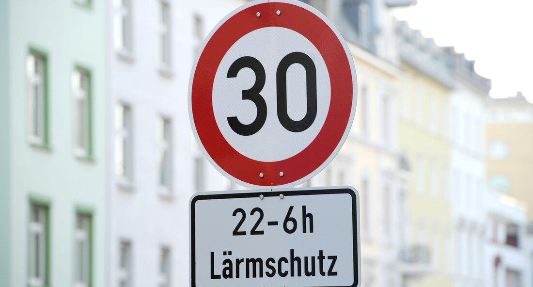Tempo 30 in Ortschaften als wirksames Mittel gegen Straßenlärm Immer mehr Menschen in Baden-Württemberg sind von belastendem Straßenlärm betroffen, insbesondere außerhalb der Ballungsräume. Laut aktuellen Berechnungen kann Tempo 30 innerorts die Lärmbelastung nahezu halbieren und damit die Lebensqualität vieler Menschen verbessern. Mehr als 1,4 Millionen Menschen leben im Umfeld großer Straßen und sind dem Lärm der Hauptverkehrsstraßen ausgesetzt. Besonders besorgniserregend ist die Tatsache, dass annähernd 350.000 Menschen nachts gesundheitskritischen Lärmbelastungen über 55 Dezibel ausgesetzt sind. Diese hohe Lärmbelastung kann zu Schlafstörungen, Depressionen, Herz-Kreislauf-Erkrankungen sowie kognitiven Entwicklungsstörungen bei Kindern führen. Angesichts dieser alarmierenden Zahlen fordert Staatssekretärin Elke Zimmer eine Reform der …