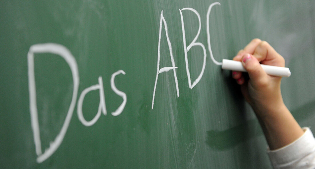 Mit einer abteilungsübergreifenden staatlichen Strategie bündelt und verstärkt der Staat seine Maßnahmen zur Alphabetisierung und Grundbildung für Erwachsene. Es soll Menschen mit Lese- und Schreibschwierigkeiten vor Arbeitslosigkeit schützen und ihnen Aufstiegschancen bieten. Rund 6,2 Millionen Menschen in Deutschland können nicht ausreichend lesen und schreiben. Für Baden-Württemberg geht die wissenschaftliche Forschung davon aus, dass rund 700.000 Menschen betroffen sind. Mit einer Abteilungsübergreifende Länderstrategie (PDF) Die Landesregierung wird ihre Maßnahmen zur Alphabetisierung und Grundbildung für Erwachsene bündeln und vor allem in der digitalen Grundbildung deutlich stärken. Die Führung Kulturministerium hat zusammen mit dem Wirtschaftsministerium, das Ministerium für Soziale Angelegenheiten, das Ministerium für …