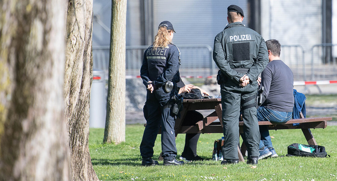Um die Sicherheit zu stärken und Straftaten im öffentlichen Raum zu bekämpfen, veranstaltet Baden-Württemberg am 25. September 2020 zusammen mit den Bundesländern Bayern, Hessen, Rheinland-Pfalz und Saarland einen grenzüberschreitenden Such- und Sicherheitstag. Das Schlagwort „Social Distancing“ beschreibt die Situation während Corona-Pandemie: Insbesondere in der ersten Jahreshälfte zogen viele Menschen hauptsächlich in die häusliche Umgebung und vermieden den Kontakt mit Freunden, Bekannten und der Familie. Einige der öffentlichen Räume waren leer. Für Kriminelle nahm die Anzahl der Kriminalitätsmöglichkeiten im öffentlichen Raum während der Zeit umfangreicher Kontaktbeschränkungen ab. Das hat sich jetzt wieder geändert. In der Zwischenzeit wurden zahlreiche Kontaktbeschränkungen gelockert oder …