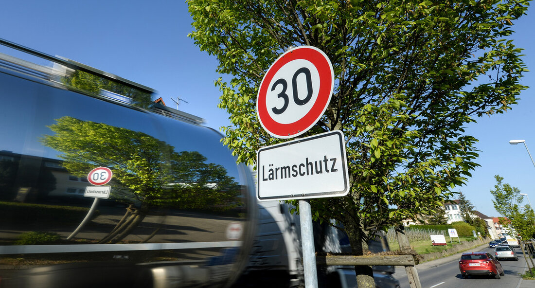 Der Lärmaktionsplan Baden-Württemberg 2024 sieht vor, die Menschen in Baden-Württemberg noch besser vor Verkehrslärm zu schützen. Ministerpräsident Winfried Kretschmann und Verkehrsstaatssekretärin Elke Zimmer präsentierten den Plan, der auch zu den Zielen der Entlastungsallianz des Landes beiträgt. Ministerpräsident Kretschmann betonte die Bedeutung des Plans, da Lärm eine der am meisten unterschätzten Umweltbelastungen sei, die sogar gesundheitsschädlich sein könne. Der Lärmaktionsplan Baden-Württemberg 2024 zielt darauf ab, dass niemand im Land gesundheitsgefährdendem Lärm ausgesetzt sein soll. Durch die Bündelung von Anstrengungen sollen so lebenswerte Städte und Gemeinden sowie ein besserer Schutz der Gesundheit der Bürger gewährleistet werden. Die Umsetzung des Lärmaktionsplans könnte positive …