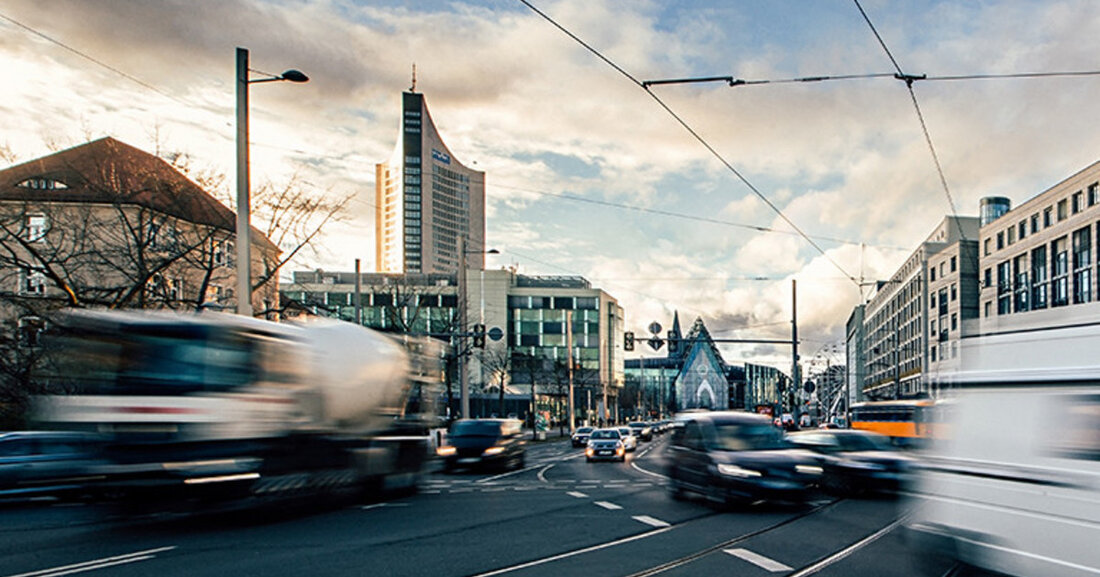 Aktuell läuft noch bis zum 11. Februar 2024 ein Online-Dialog im Rahmen des Lärmaktionsplans der Stadt Leipzig. Die Bürgerinnen und Bürger haben die Möglichkeit, auf einer interaktiven Karte Lärmbrennpunkte sowie ruhige Gebiete zu verorten und mit einem Beitrag zu versehen. Darüber hinaus können auch Beiträge unabhängig von der Kartenanwendung eingereicht werden. Der Online-Dialog ermöglicht es den Einwohnern, Hinweise, Ideen oder Anregungen postalisch beim Amt für Umweltschutz oder per E-Mail einzureichen. Die digitale Plattform zur Interaktion unter dem Motto „Leipzig soll leiser und gesünder werden“ bietet zahlreiche Möglichkeiten des Dialogs. Alle Beiträge können kommentiert und bewertet werden. Zudem können die Maßnahmen …