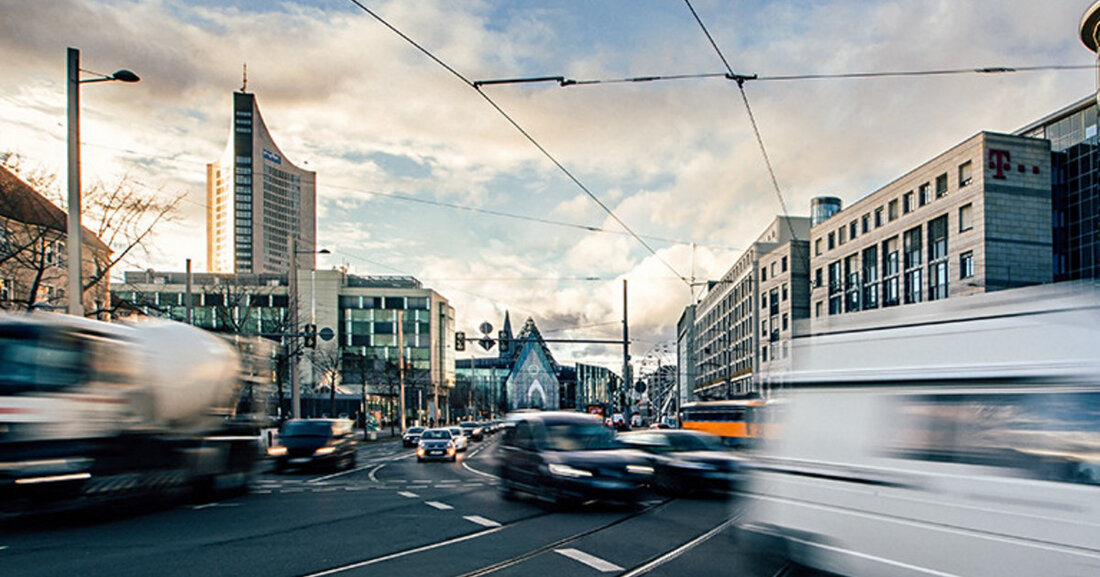Lärmaktionsplan: Tempo 30 und Ausbau Radverkehr am effektivsten Tempo 30 und der Ausbau des Radverkehrs sind die effektivsten Maßnahmen des Lärmaktionsplans für die Stadt Leipzig. Dies geht aus der Kosten-Nutzen-Analyse zur Lärmaktionsplanung hervor. © Tom Thiele Bereits im Oktober 2022 hatte die Ratsversammlung die 2. Fortschreibung des Lärmaktionsplans beschlossen. Ergänzend dazu wurde eine Kosten-Nutzen-Analyse und Kostenwirksamkeitsanalyse durchgeführt und nun in der Sitzung der Verwaltungsspitze bestätigt. Damit erfüllt die Stadt Leipzig die zugrundeliegenden rechtlichen Anforderungen der EU-Umgebungslärmrichtlinie. „Ziel war es, zu ermitteln, von welchen Maßnahmen die größte Wirksamkeit bei gleichzeitig vertretbaren Kosten zu erwarten ist“, erläutert Leipzigs Umweltbürgermeister Heiko Rosenthal. „Damit &hellip;
