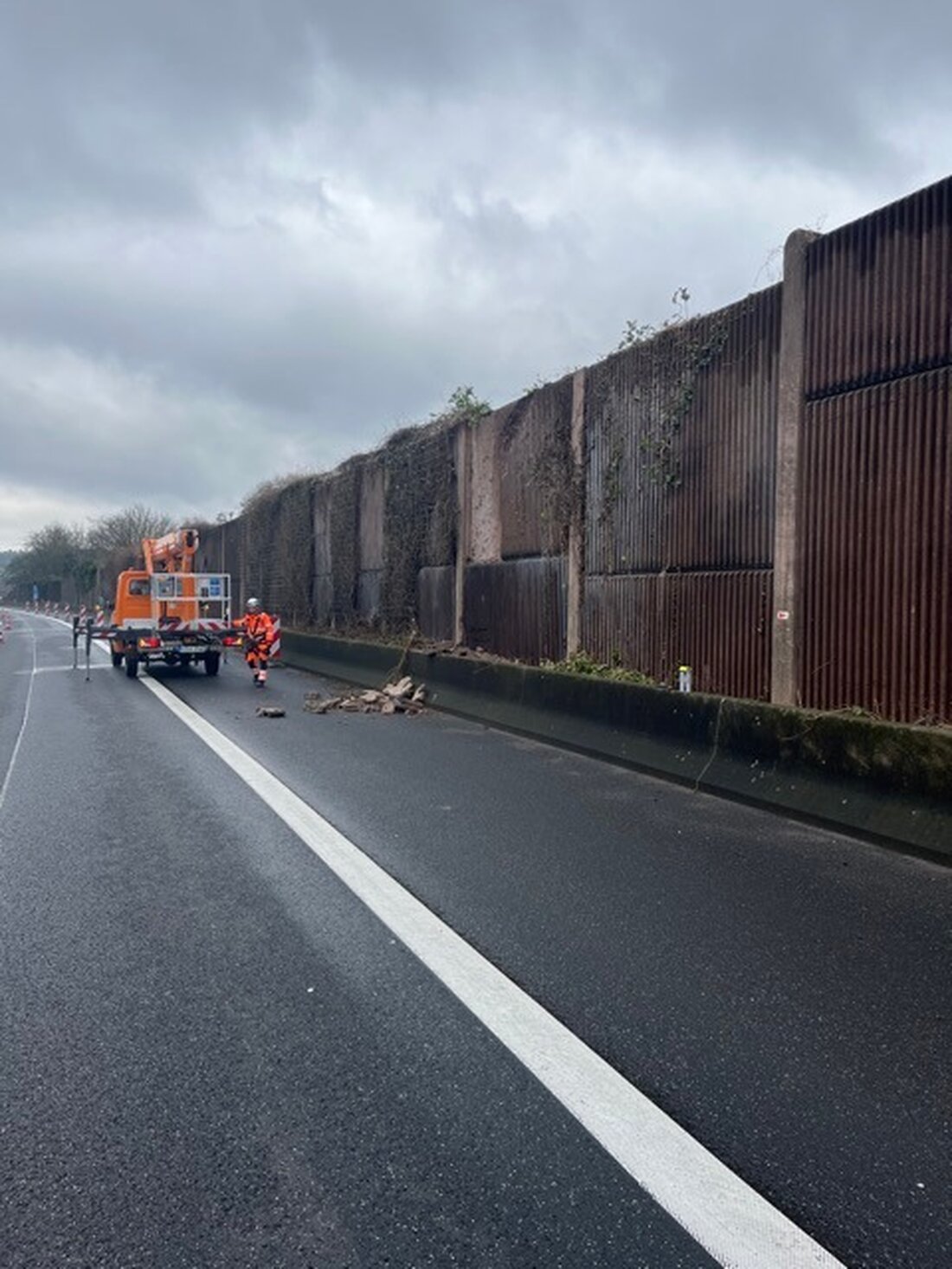 Teile einer Lärmschutzwand fielen auf die A66 bei Bad Soden-Salmünster. Die Fahrbahn war vorübergehend gesperrt, keine Verletzten.