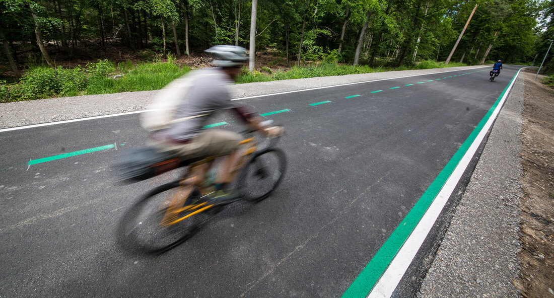 Land prüft Optionen zur Verbesserung des Fuß- und Radverkehrs im Stuttgarter Flughafentunnel Der Stuttgarter Flughafentunnel, der die B 312 unter dem Flughafen im Zuge der Filderebene südlich von Stuttgart durchquert, soll zukünftig Verbesserungen für den Fuß- und Radverkehr erfahren. Die gegenwärtige Situation, in der der höher gelegte Gehweg für Fußgänger und Radfahrer oft nur eine Breite von einem Meter aufweist, erfordert dringend Maßnahmen, um die Sicherheit und Leichtigkeit des Verkehrs zu verbessern. Verkehrsminister Winfried Hermann erklärt, dass der Fuß- und Radverkehr beim Bau des Tunnels in den 1960er Jahren keine Priorität hatte, jedoch mittlerweile an Bedeutung gewonnen hat. Eine Machbarkeitsstudie …
