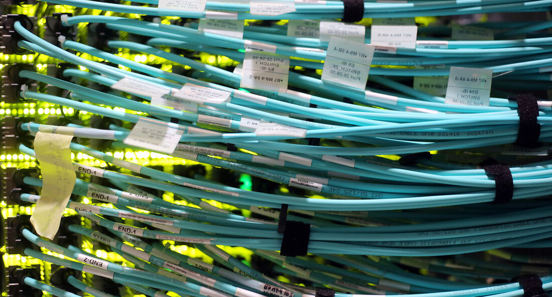 Baden-Württemberg ist Vorreiter beim Aufbau der nationalen Forschungsdateninfrastruktur. In der zweiten Förderrunde schafften es alle im Rahmen von digital @ bw eingerichteten Forschungsrechenzentren in die Bundesliga. Damit erweist sich das Land bundesweit als zentrale Drehscheibe in der Forschungsdaten-Community. Baden-Württemberg ist weiterhin Vorreiter bei dem deutschen Ziel, Daten aus Wissenschaft und Forschung systematisch zu erschließen, langfristig zu sichern und zugänglich zu machen. Auch in der zweiten Förderrunde beim Bau der Nationale Forschungsdateninfrastruktur (NFDI) das Land hat hervorragende Ergebnisse erzielt: alles im Rahmen von digital @ bw aufgebaut Wissenschaftliches Rechenzentrum haben den Sprung in die Bundesliga geschafft, wie Wissenschaftsministerin Theresia Bauer angekündigt. …