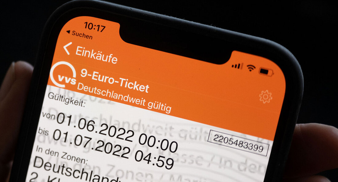 Das Neun-Euro-Ticket ist ab dem 9. Juli auch im Schweizer Korridorverkehr zwischen Schaffhausen und Lottstetten gültig. Das Verkehrsministerium, der Schweizerische Verband Ostwind und die Schweizerischen Bundesbahnen haben sich auf die Anerkennung des Tickets geeinigt. Verkehrsministerium Baden-Württemberg Schweizer Verkehrsverbund Ostwind und die Schweizerische Bundesbahnen (SBB) am 1. Juli 2022 vereinbart, dass Neun-Euro-Ticket gilt auch für den Korridorverkehr durch die Schweiz auf der Strecke von Schaffhausen zu den deutschen Bahnhöfen Jestetten und Lottstetten. Winfried Hermann erklärt: „Wir freuen uns sehr, dass wir diese Lösung im Sinne der Fahrgäste gefunden haben. Fahrgäste von und nach Lottstetten und Jestetten können jetzt auch voll und …