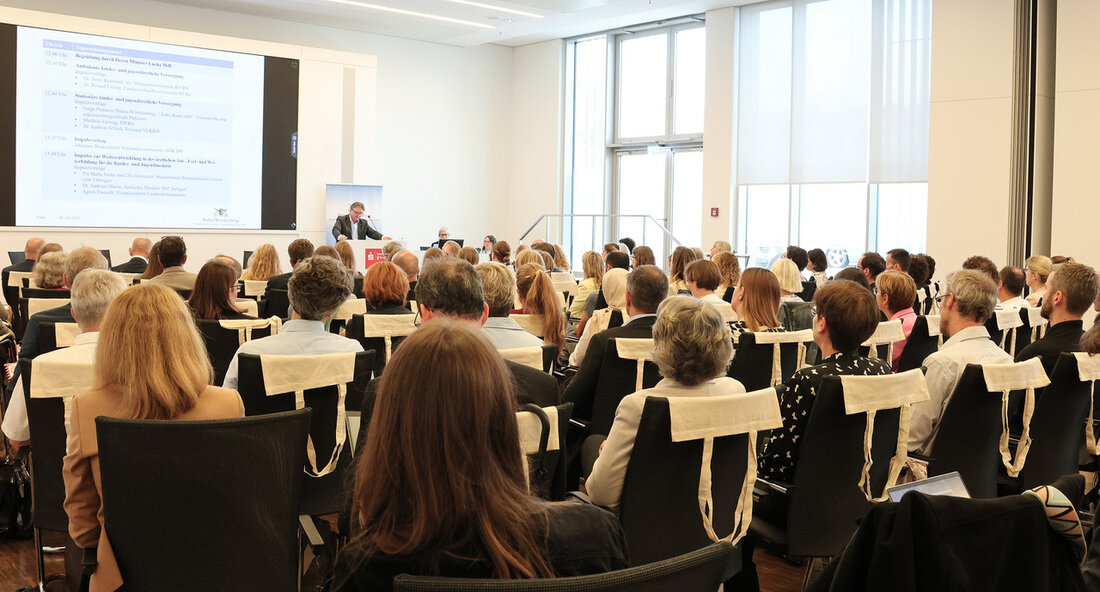 Gesundheitsminister Manne Lucha und die Teilnehmenden des Fachsymposiums Kinder- und Jugendgesundheit haben konkrete Maßnahmen vereinbart, um gut für die medizinische Versorgung von Kindern und Jugendlichen, insbesondere in den Herbst- und Wintermonaten, gerüstet zu sein. Das Symposium fand am 25. Juli 2023 statt und hatte das Ziel, die Probleme des vergangenen Winters zu vermeiden und die Versorgung der Patienten zu verbessern. Der Gesundheitsminister betonte, wie wichtig es sei, kooperativ zu handeln und gemeinsam Maßnahmen zu ergreifen, um die flächendeckende Versorgung der kleinen Patienten im Land sicherzustellen. Er dankte den engagierten Pflegekräften, Ärzten, Therapeuten und Verwaltungsmitarbeitern für ihre wertvolle Arbeit. In der …