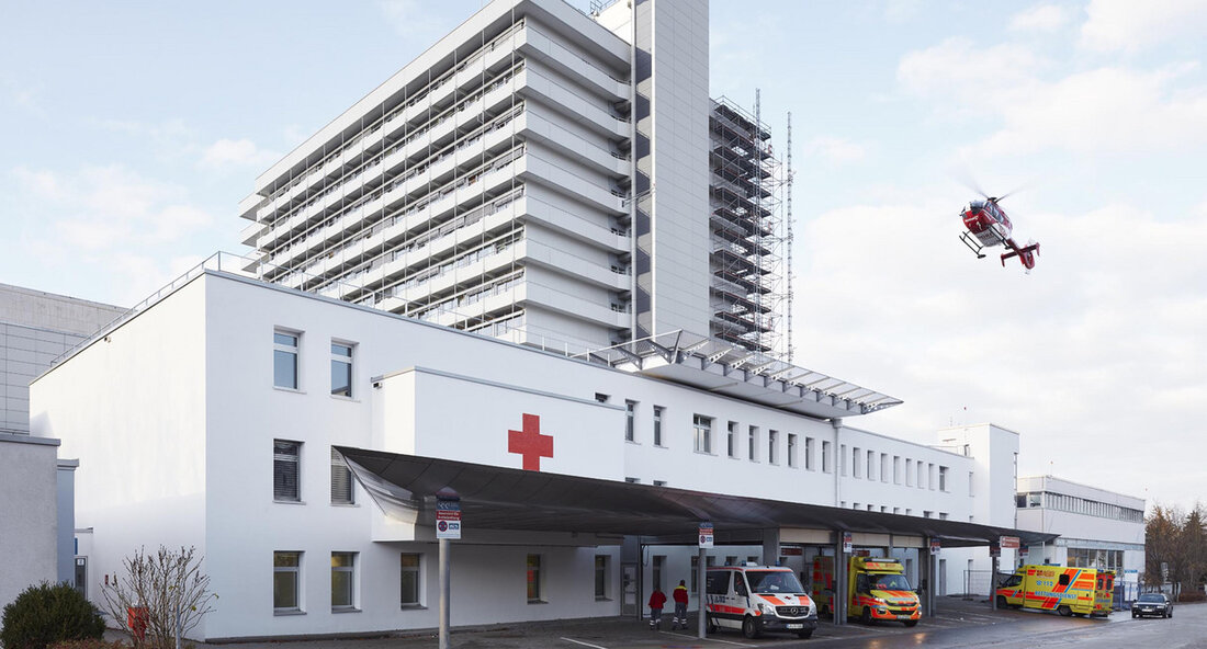 Die Landesregierung von Baden-Württemberg hat ein Jahreskrankenhausbauprogramm mit einem Volumen von 248 Millionen Euro beschlossen, um notwendige Baumaßnahmen für eine moderne und zukunftssichere Krankenhausstruktur voranzubringen. Dieses Programm erstreckt sich über das gesamte Land und setzt ein starkes Signal in Zeiten finanzieller Herausforderungen der Krankenhäuser. Mit einer Investition von insgesamt 910 Millionen Euro im Doppelhaushalt 2023/2024 zeigt die Landesregierung ihr Engagement für die Gesundheitsversorgung in Baden-Württemberg. Der Landeskrankenhausausschuss hat sich bereits für die Umsetzung der vorgeschlagenen Maßnahmen ausgesprochen, was darauf hindeutet, dass die geplanten Baumaßnahmen dringend notwendig sind. Die Investitionen in die Krankenhäuser haben verschiedene positive Auswirkungen. Zum einen können die …
