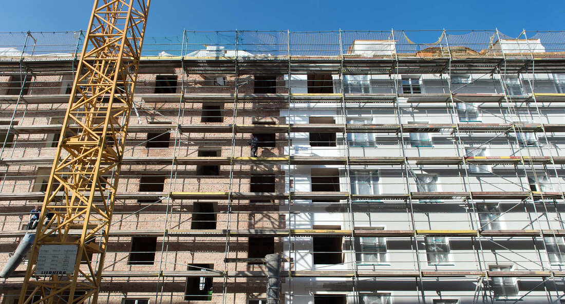Im Rahmen der Städtebauförderung stellt das Ministerium für Landesentwicklung und Wohnen im Jahr 2023 rund 239 Millionen Euro für 304 städtebauliche Gesamt- und Einzelmaßnahmen zur Verfügung. Rund 19.000 Wohnungen sollen im Zuge der geförderten Maßnahmen 2023 entstehen. „Die Städtebauförderung ist eines unserer stärksten Pferde im Stall. Es ist ein lernendes Programm, das es den Kommunen immer wieder aufs Neue ermöglicht, sich den aktuellen Herausforderungen unserer Zeit zu stellen. Heute sind das die Schaffung von bezahlbarem Wohnraum, die Stärkung unserer Ortskerne und die Anpassung an die Folgen des Klimawandels. Mit der Städtebauförderung unterstützen wir die Kommunen dabei ganz konkret. Der Erfolg …