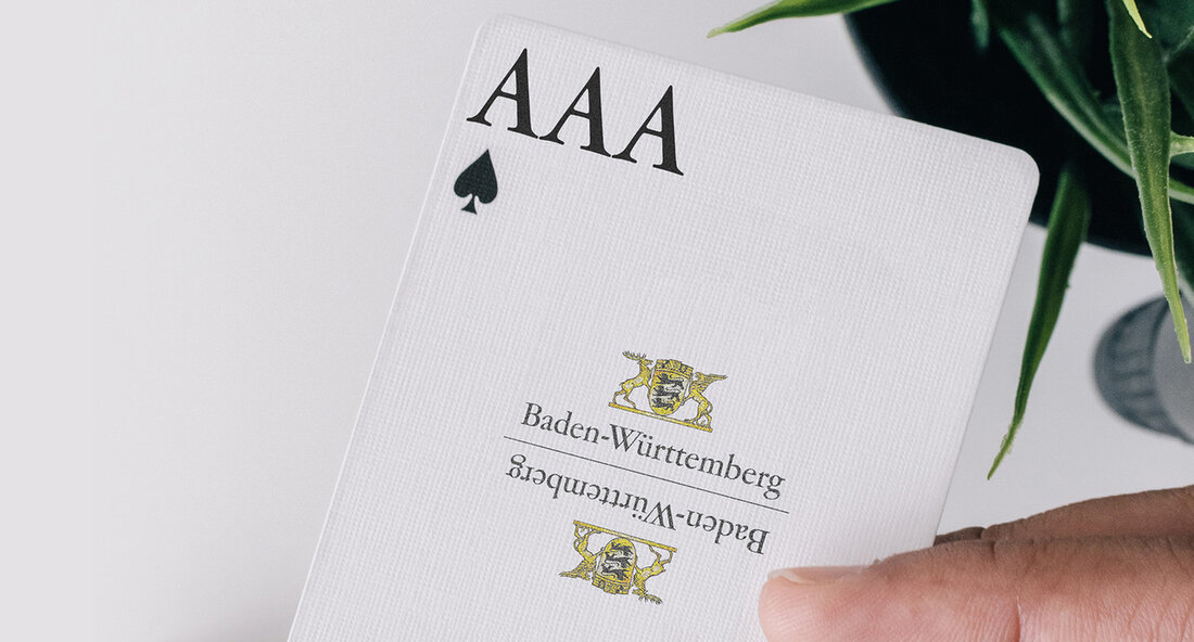 Baden-Württemberg erhält erneut AAA-Rating von Moody’s Baden-Württemberg hat erneut die bestmögliche Bewertung der Kreditwürdigkeit erhalten, wie die Ratingagentur Moody’s bekannt gegeben hat. Die Agentur würdigt die umsichtige und transparente Finanzplanung des Landes, die Haushaltsdisziplin und die weitsichtige Verschuldungsstrategie. Dies ist bereits das zweite Mal in Folge, dass Baden-Württemberg mit AAA bewertet wurde. Die Bewertung kommt zu einem Zeitpunkt, an dem die Steuerschätzung für 2024 eher stagnierende oder gering steigende Steuereinnahmen prognostiziert. Trotz dieser Herausforderungen geht Moody’s davon aus, dass das Land in der Lage sein wird, seine Ausgabendisziplin aufrechtzuerhalten und notwendige Investitionen zu tätigen. Finanzminister Dr. Danyal Bayaz kommentierte die …