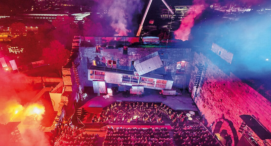 In Anerkennung des großen Engagements und der künstlerischen Entwicklung der Festspiele erhöht das Land den Zuschuss für die Heidenheimer Opernfestspiele auf 182.000 Euro pro Jahr. Die Heidenheimer Opernfestspiele bereichern das kulturelle Leben in der Region und sind als künstlerisches Zentrum gerade jetzt unverzichtbar. Die beliebten Heidenheimer Opernfestspiele erhält einen um 40.000 Euro auf 182.000 Euro erhöhten Zuschuss des Landes Baden-Württemberg. Mit der Aussicht auf eine gute Saison 2022 hat das Ministerium für Wissenschaft, Forschung und Kunst die institutionelle Förderung für andere Theaterfestivals im ganzen Land deutlich erhöht. Gleichzeitig würdigt sie die künstlerische Qualität der Heidenheimer Festspiele. „Die Heidenheimer Opernfestspiele sind …