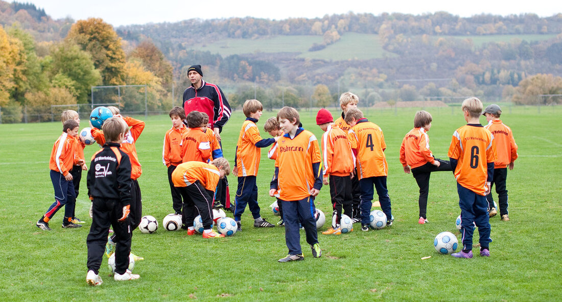 Das Land verlängert die Corona-Nothilfeprogramme für Sportvereine, Schulcamps und kirchliche Erwachsenenbildung auf das kommende Jahr. Das Corona-Pandemie hat in den letzten Wochen und Monaten große Herausforderungen für Sportvereine und Schulcamps gestellt. Der Amateursport konnte nur vorübergehend stattfinden und musste seit Anfang November erneut pausieren. Schulen außerhalb des Klassenzimmers dürfen nicht an mehrtägigen Veranstaltungen teilnehmen, weshalb auch Schulcamps abgesagt werden müssen. Es ist auch nicht absehbar, ob diese im kommenden Halbjahr stattfinden können. Um zu verhindern, dass Sportvereine, Sportverbände und Schulcamps in existenzbedrohende Liquiditätsengpässe geraten, hat das Land ichDie Nothilfeprogramme begannen im Juni und Juli. Rund 11,6 Millionen Euro repräsentieren das …