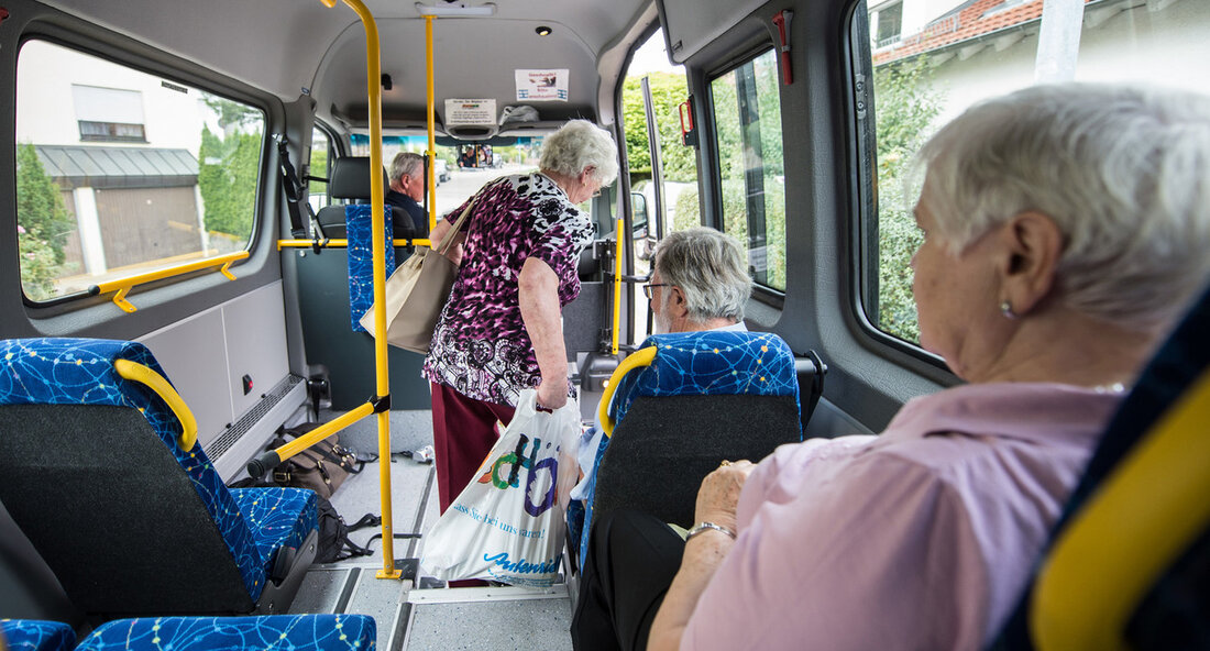 Mit bedarfsorientierten Angeboten lassen sich Lücken im öffentlichen Nahverkehrsnetz schließen – ein wichtiger Beitrag zur Mobilitätsgarantie und für die Verkehrswende. Deshalb hat das Land die Förderung solcher Angebote für interessierte Stadt- und Landkreise neu aufgelegt. Verkehrsminister Winfried Hermann wies am Freitag auf die Bedeutung der erneuerten Förderrichtlinie hin: „Mit On-Demand-Verkehren (PDF) können wir den öffentlichen Nahverkehr auch in Zeiten schwacher Nachfrage und in ländlichen Räumen sinnvoll ergänzen. Denn je dünner eine Region besiedelt ist, desto schwieriger ist es, den Öffentlichen Personennahverkehr (ÖPNV) wirtschaftlich zu betreiben. Das neu aufgelegte Programm bietet ein passgenaues Instrument zum Ausbau dieser Verkehre.“ Bis zu zwei …