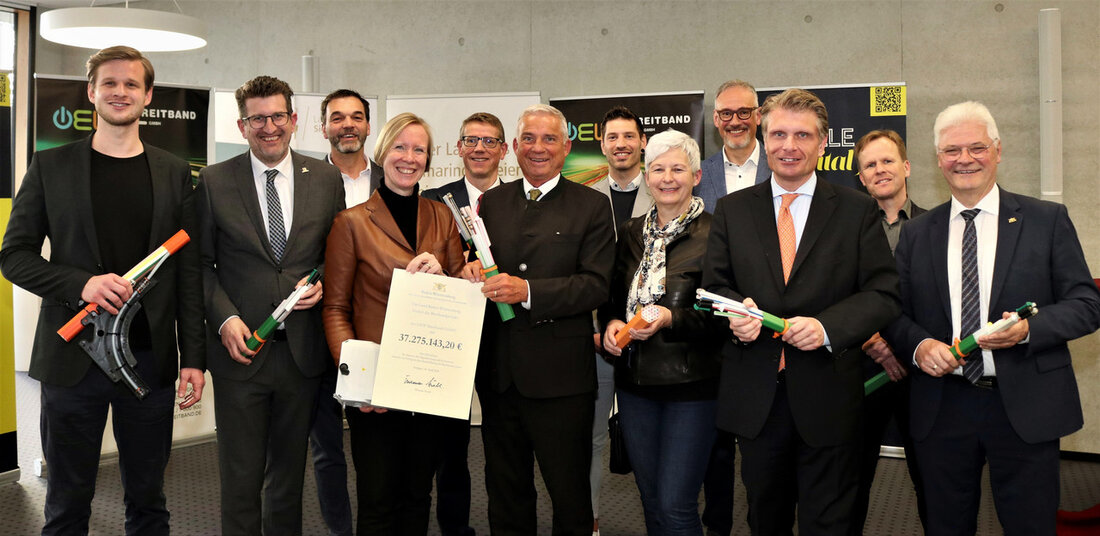 Das Land fördert den kommunalen Breitbandausbau in Sigmaringen mit weiteren 37 Millionen Euro. Die flächendeckende Versorgung mit schnellem Internet gehört zur Daseinsvorsorge und bietet Privatleuten und heimischen Unternehmen einen Standortvorteil. „Vor exakt zwei Wochen – beim Landkreisjubiläum – habe ich es versprochen, heute überbringe ich über 37 Millionen für den Breitbandausbau gerne persönlich und halte mein Versprechen ein. Eine schnelle und zuverlässige Internetanbindung ist in unserem heutigen, digitalen Zeitalter ganz entscheidend dafür, wo die Menschen hinziehen und wo sich Unternehmen ansiedeln. Die OEW Breitband GmbH bündelt hierzu die Kräfte in mehreren Landkreisen und geht damit genau den richtigen Weg: Breitbandausbau …
