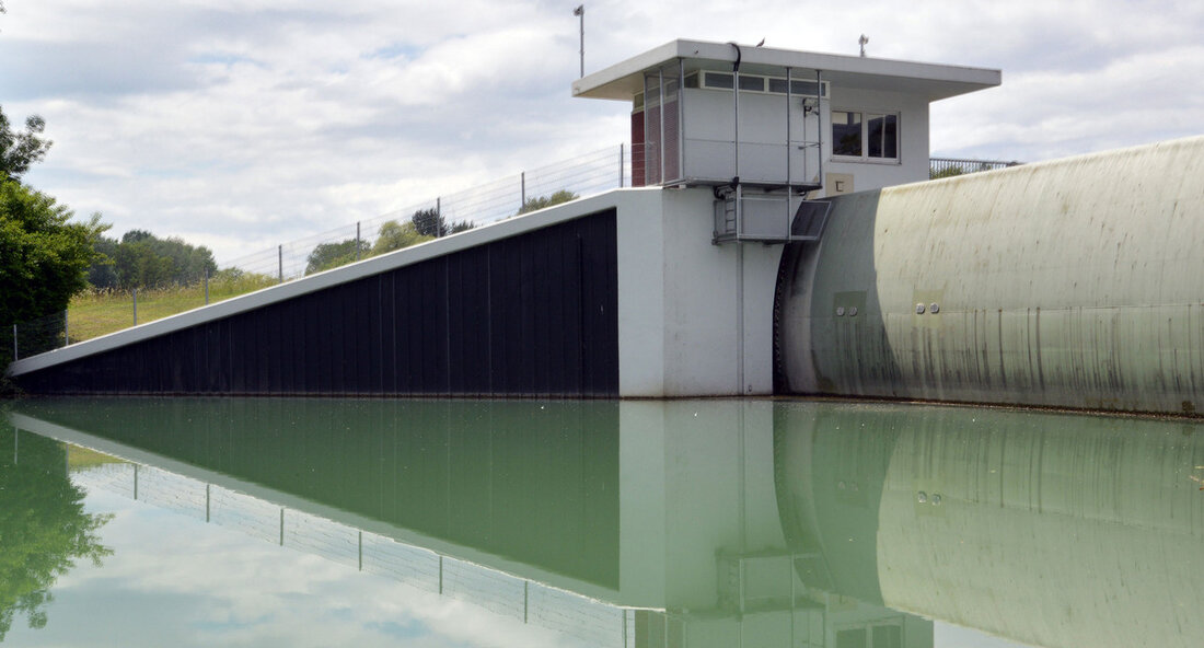 Die Umweltministerkonferenz hat auf Antrag von Baden-Württemberg eine Forderung nach mehr Bundesmitteln für den Hochwasserschutz gestellt. Die Bundesmittel sollen nicht wie geplant gekürzt werden, da angesichts der zunehmenden Folgekosten von Überschwemmungen Investitionen in den Hochwasserschutz unerlässlich sind. Umweltministerin Thekla Walker betonte die Dringlichkeit der Situation, besonders vor dem Hintergrund der Erderwärmung, die extreme Wetterereignisse wie Hochwasser und Starkregen verstärkt. Sie hob die Bedeutung von Investitionen in Dämme, renaturierte Ufer und Rückhaltebecken hervor und warnte vor den weitreichenden Folgen von Einsparungen in diesem Bereich. Hochwasserschutz sei eine Art Elementarversicherung der Gesellschaft gegen Naturkatastrophen. Baden-Württemberg hat seit 2015 insgesamt 129,7 Millionen Euro …