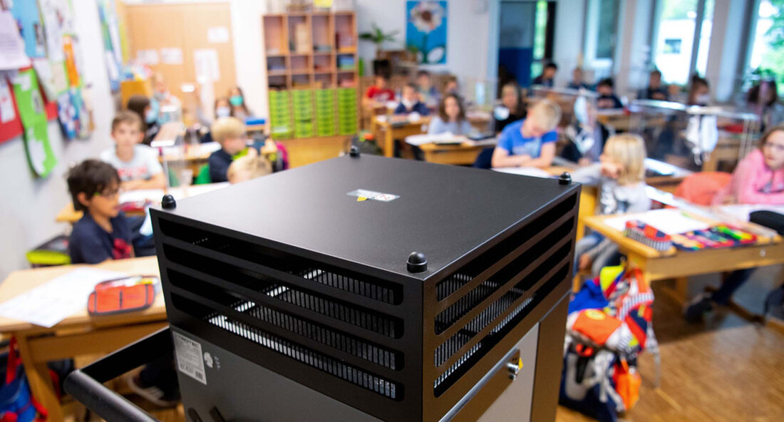 Der zweite Berichtszeitraum zur Förderung mobiler Raumluftfilter in Schulen und Kitas hat begonnen. Die bisherige Förderung ist sehr gut angelaufen. Viele Träger haben sich frühzeitig gemeldet und wollen Geräte schnell in die Einrichtungen bringen. Das Land stellt insgesamt 70 Millionen Euro bereit, um Schulen und Kitas beim Kauf von mobilen Luftfiltergeräten und Kohlendioxid (CO .) zu unterstützen2) Sensoren. Die Mittel verteilen sich auf bis zu 60 Millionen Euro für Schulen und rund 10 Millionen Euro für Kitas. Die Mittel werden in drei Berichtsperioden vergeben, von denen die erste Berichtsperiode am Freitag, 20. August abgelaufen ist. Bis zum Anmeldeschluss hatten sich …