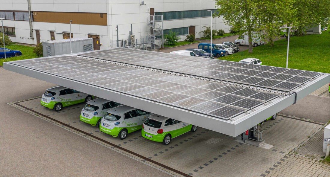 Baden-Württemberg fördert die Überdachung von Parkplätzen mit Photovoltaik-Anlagen Das Ministerium für Umwelt, Klima und Energiewirtschaft unterstützt mit dem Förderprogramm „Parkplatzüberdachung mit Photovoltaik“ eine effiziente Nutzung bereits versiegelter Parkplatzflächen in Baden-Württemberg. In einer zweiten Runde werden nun sechs weitere Investitionsprojekte zur Überdachung von bestehenden Parkplätzen mit Photovoltaik-Anlagen gefördert. Darüber hinaus werden zwei Konzeptentwicklungen für den Ausbau von Parkplatzüberdachung mit Photovoltaik in der Region Neckar-Alb und dem Landkreis Konstanz finanziell unterstützt. Insgesamt stellt das Umweltministerium 1,05 Millionen Euro für die Projekte der zweiten Förderrunde zur Verfügung. Umwelt- und Energieministerin Thekla Walker unterstreicht die Bedeutung der Nutzung bereits versiegelter Flächen für die Solarenergie. …