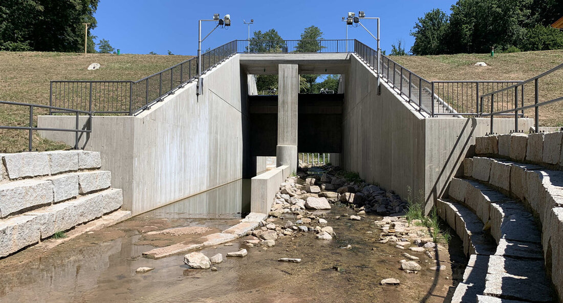 Das Land fördert den Bau eines Hochwasserrückhaltebeckens in Ohlsbach mit rund 2,83 Millionen Euro. Dieses soll den Ort künftig vor Hochwasserereignissen schützen. Neben dem technischem Hochwasserschutz sind noch Maßnahmen zum Objektschutz und Gewässerausbau geplant. Das Land fördert den Bau des neuen Hochwasserrückhaltebeckens (HRB) der Gemeinde Ohlsbach im Ortenaukreis mit 2.830.000 Euro. Neben dem Bau des HRB sind noch weitere Maßnahmen zum Objektschutz und Gewässerausbau geplant. „Es ist gut, dass die Gemeinde Ohlsbach die wichtige Zukunftsaufgabe Hochwasserschutz konsequent anpackt. Die Auswirkungen des Klimawandels machen sich in diesem Jahr so deutlich bemerkbar wie nie zuvor. Wir werden in Zukunft häufiger von Starkregen …