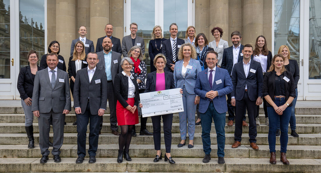 Das Land fördert sieben neue und innovative Weiterbildungsprojekte zu Zukunftskompetenzen mit insgesamt zwei Millionen Euro. Mit zeitgemäßen und kurzen Weiterbildungsformaten können künftig benötigte Kompetenzen und Fähigkeiten vermittelt werden. „Wer den Strukturwandel meistern will, darf nicht nur in die Technik, sondern muss auch in die Köpfe der Menschen investieren. Die zunehmende Dekarbonisierung, Automatisierung und Digitalisierung verändern die Wirtschaft und das Arbeitsleben in historischem Ausmaß. Dazu kommen die Auswirkungen der Corona-Pandemie und der Energiekrise. Um diese Umbrüche erfolgreich gestalten zu können, brauchen unsere Beschäftigten und Unternehmen passende Weiterbildungsangebote zu wichtigen Zukunftskompetenzen“, sagte Arbeits- und Wirtschaftsministerin Dr. Nicole Hoffmeister-Kraut am 7. November 2022 …