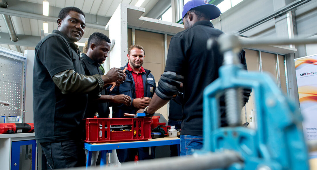 Die Integration von Zuwanderern in die Ausbildung wird von weiteren 1,8 Millionen vom Staat unterstützt. 2.900 Zuwanderer wurden mit Hilfe des Kümmerer-Programms bereits in eine Ausbildung vermittelt. Das Thema ist von großer Bedeutung, denn die Wirtschaft braucht in den nächsten Jahren noch mehr Fachkräfte als heute. „Mit unserer Pflegeprogramm Zuwanderer in die Ausbildung zu integrieren, haben wir wertvolles Potenzial für den Fachkräftenachwuchs im Land. Zu Beginn des letzten Ausbildungsjahres waren noch zahlreiche Ausbildungsplätze vakant und derzeit gibt es bundesweit noch viele offene Ausbildungsplätze. Unsere Wirtschaft wird in den nächsten Jahren noch mehr junge Fachkräfte brauchen als heute“, sagte Wirtschafts- und …