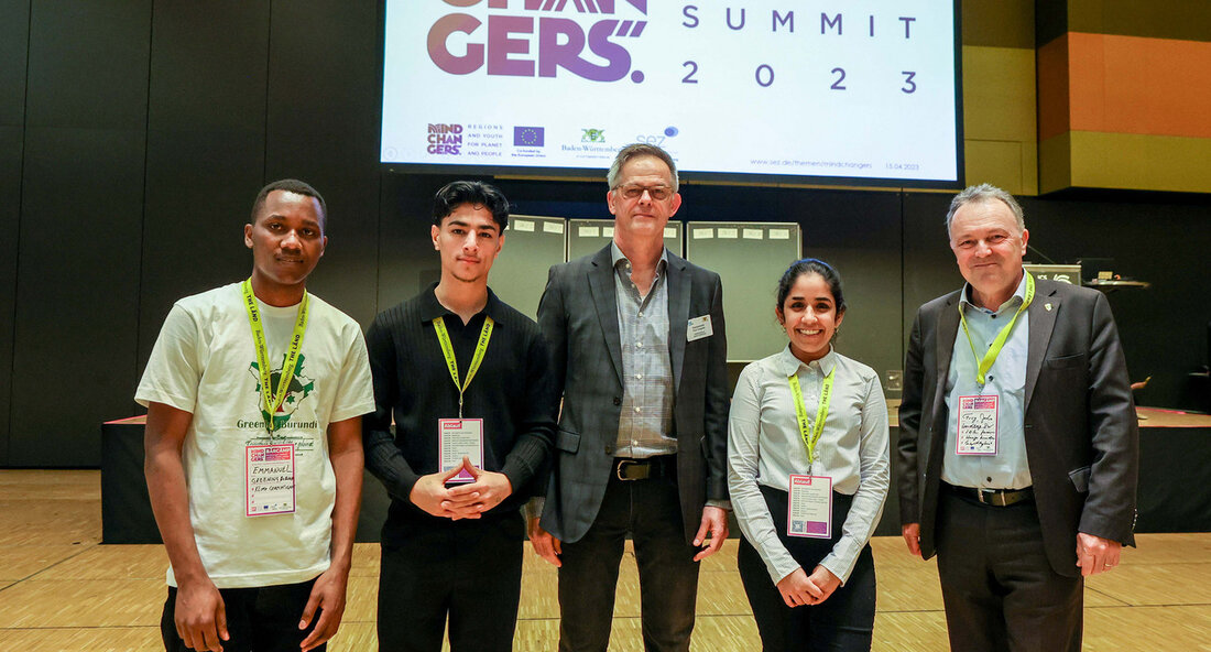 Die Landesregierung hat die Mitsprache und Mitgestaltung junger Engagierter zum Schwerpunkt ihrer Entwicklungspolitik gemacht. Beim zweiten „MINDCHANGERS Summit“ auf der Messe Fair Handeln in Stuttgart ging es um die Themen Migration, Klimagerechtigkeit und Diversität. „Die globalen Herausforderungen, vor denen wir stehen, sind immens. Klimawandel und Migration sind dabei zwei Themen, die junge Menschen besonders intensiv beschäftigen. Und viele politische Entscheidungen von heute werden für die Generationen, die nach uns kommen, getroffen. Darum ist Mitsprache und Mitgestaltung junger Engagierter so wichtig und deshalb hat die Landesregierung junges Engagement zum Schwerpunkt ihrer Entwicklungspolitik gemacht“, sagte Staatssekretär Rudi Hoogvliet in seinem Eröffnungsstatement auf …