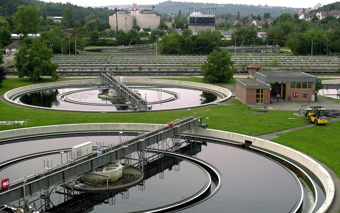Phosphor-Kongress in Baden-Württemberg diskutiert wichtige Maßnahmen zur Rückgewinnung und Entsorgung von Klärschlamm Vom 22. bis 23. November fand in Stuttgart der neunte Phosphor-Kongress Baden-Württemberg statt, der als einer der bedeutendsten Fachkongresse in Deutschland zu den Themen Klärschlamm-Entsorgung und Phosphor-Rückgewinnung gilt. In Zeiten, in denen die Europäische Kommission Phosphor zu den kritischen Rohstoffen Europas zählt, betonte Umweltstaatssekretär Dr. Andre Baumann die Bedeutung der Rückgewinnung dieses Rohstoffs und appellierte an die verstärkte Unterstützung und Beschleunigung der Maßnahmen. Insbesondere wurde auf die Notwendigkeit des Aufbaus der Infrastruktur zur Rückgewinnung von Phosphor hingewiesen, um sich von einem unsicheren Weltmarkt unabhängiger zu machen. Der diesjährige …