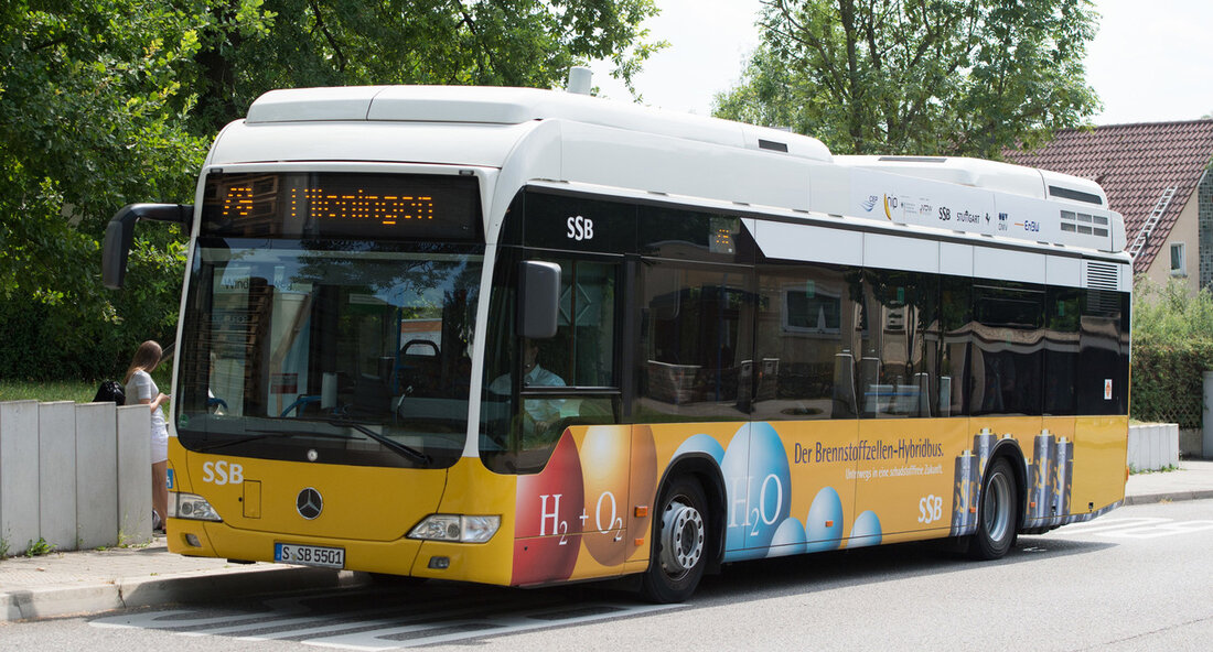 Das Land Baden-Württemberg setzt sich weiterhin für die Elektrifizierung des Busverkehrs ein und hat das Busförderprogramm 2024 gestartet, um die Umstellung auf klimaschonende Antriebe voranzutreiben. Mit einem Budget von 38,9 Millionen Euro, das mehr als doppelt so hoch ist wie im Vorjahr, sollen insgesamt 207 Linien- und Bürgerbusse bezuschusst werden. Dabei liegt der Fokus vor allem auf der Förderung von emissionsfreien und emissionsarmen Fahrzeugen, wobei rund 90 Prozent der Mittel für batterieelektrische Busse verwendet werden. Die Förderung traditioneller Dieselbusse wird hingegen nachrangig behandelt und ist nur möglich, wenn die neu beschafften Fahrzeuge dazu dienen, die fahrplanbedingten Leistungen zu erweitern oder …