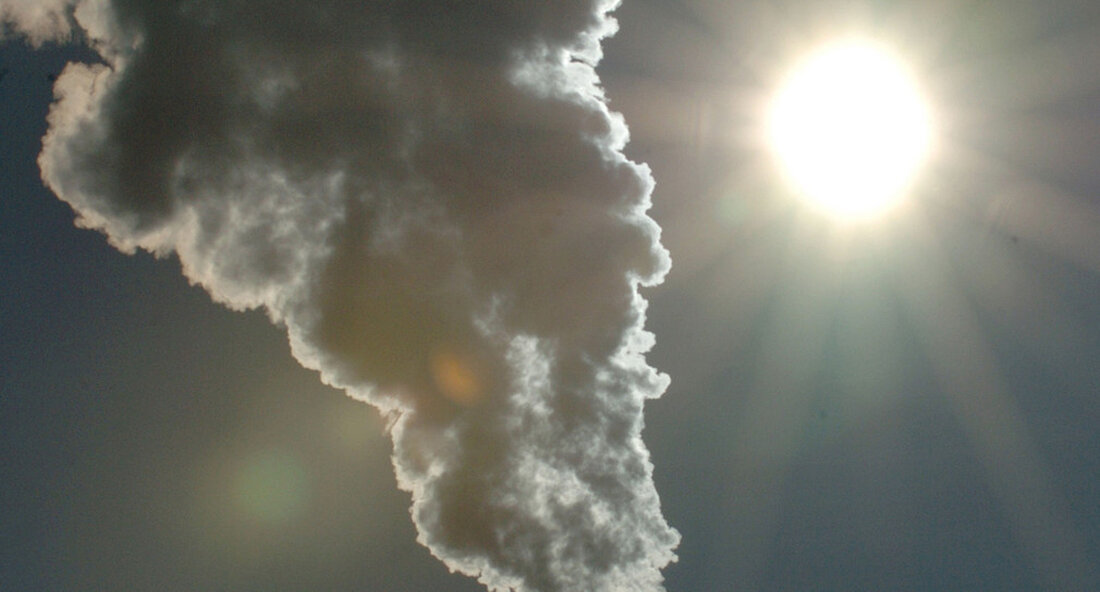 Eine neue Richtlinie des Umweltministeriums gibt Unternehmen Empfehlungen, wie sie ihre CO2-Emissionen effektiv ausgleichen können. Die Richtlinie behebt eine regulatorische Lücke, da die Bestimmungen des Kyoto-Protokolls Ende letzten Jahres abgelaufen sind. „Die Vermeidung von Emissionen hat beim Klimaschutz oberste Priorität. Wo dies nicht funktioniert, muss es so effektiv wie möglich kompensiert werden “, sagte Umweltminister Franz Untersteller. „Mit unseren neuen Richtlinien unterstützen wir Unternehmen dabei, wie sie dies gemäß hohen, international anerkannten Standards tun können.“ Viele Unternehmen des Landes haben sich bereits ehrgeizige Klimaschutzziele gesetzt, und das auch Das Klima-Bündnis des Landes verbunden mit Unternehmen, erklärte Untersteller. Sie stellen ihre …