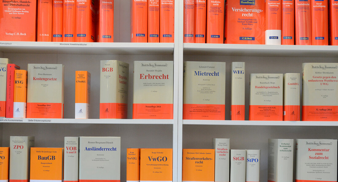 In Baden-Württemberg kann das juristische Referendariat in Zukunft auch in Teilzeit absolviert werden. Dabei wird die Dienstzeit um 20 Prozent verringert. Das ist ein wichtiger Schritt, damit Ausbildung und Familie vereinbar sind. In Zukunft ist in Baden-Württemberg das juristische Referendariat auch in Teilzeit möglich. Die entsprechende Änderung in der Verordnung des Justizministeriums über die Ausbildung und Prüfung der Juristinnen und Juristen ist am 11. Februar 2023 in Kraft getreten. Danach können Referendarinnen und Referendare, die ein Kind betreuen oder Angehörigen pflegen, den Vorbereitungsdienst auch in Teilzeit absolvieren. Auch im Falle einer Schwerbehinderung besteht diese Möglichkeit. Bereits der Jahrgang, der seinen …