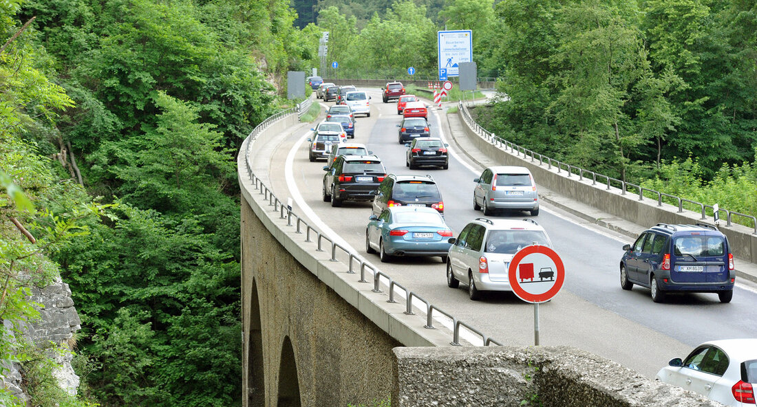 Baden-Württemberg gibt dem Bund eine Rückmeldung zu wichtigen Autobahnprojekten im Südwesten, die der Bundesverkehrsminister in einer Liste für die Beseitigung von Engpässen an die Länder geschickt hatte. Zuvor hatte sich die Landesregierung nach internen Verhandlungen über die Antwort an Bundesminister Wissing geeinigt. Landesverkehrsminister Winfried Hermann teilt seinem Berliner Amtskollegen, Bundesminister Dr. Volker Wissing, mit einem Schreiben (PDF) mit, dass der Beschleunigung der Maßnahmen des „Vordringlichen Bedarfs Autobahnengpässe“ des Bundesverkehrswegeplans an der Autobahn 5 und der Autobahn 6 (Maßnahmen 1 bis 9 in der Projektliste) ausdrücklich zugestimmt wird. Staus sowie belastende Umfahrungsverkehre in der Region und Unfälle sollen dadurch verhindert werden. Albaufstieg …