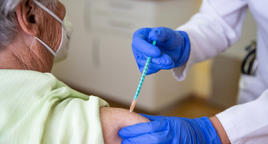 Ab dem 1. September sind in Baden-Württemberg Auffrischimpfungen gegen das Coronavirus möglich. Damit soll sichergestellt werden, dass besonders gefährdete Personen, die vor mindestens sechs Monaten eine Zweitimpfung erhalten haben, weiterhin einen optimalen Impfschutz haben. Demnach Beschluss der Gesundheitsministerkonferenz Auffrischungsimpfungen sind in Baden-Württemberg ab dem 1. September möglich. Dies gilt für Personen über 80 Jahre, Personen, die in Pflegeeinrichtungen, Einrichtungen der Integrationshilfe oder sonstigen Einrichtungen mit gefährdeten Gruppen oder dort leben, Pflegebedürftige, die zu Hause gepflegt werden, behandelt, gepflegt oder betreut werden und Menschen mit angeborener oder erworbener Immunschwäche oder unter immunsuppressiver Therapie. Ab diesem Zeitpunkt können Sie sich ein drittes …