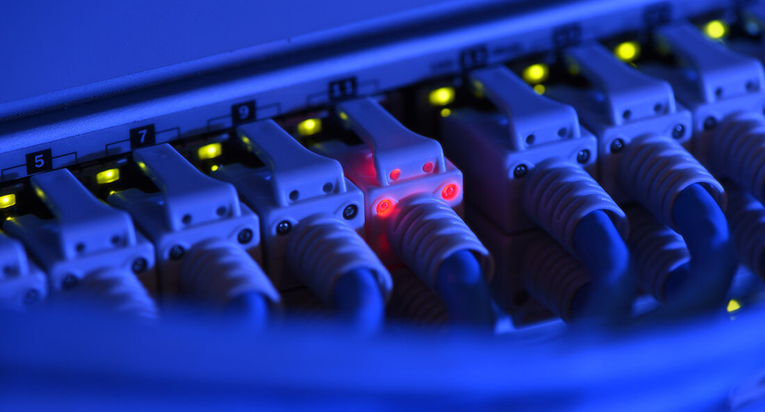 Um die Digitalisierung im Land sicher zu machen, hat die Landesregierung eine ganzheitliche Cybersicherheitsstrategie für Baden-Württemberg beschlossen. Das Gesamtkonzept berücksichtigt alle gesellschaftlichen Bereiche der Cybersecurity und legt konkrete Ziele und Maßnahmen fest. Mit dem Cybersicherheitsstrategie Baden-Württemberg – Perspektive 2026 – (PDF) Am 21. Dezember 2021 hat der Ministerrat ein Gesamtkonzept für das Land beschlossen, das alle Bereiche der Gesellschaft umfasst Internet-Sicherheit im Blick nimmt. „Die Risikolage in diesem Bereich ist enorm und eine Linderung ist nicht in Sicht. Die Herausforderungen sind besonders groß, weil wir auch in der Arbeitswelt einen Wandel erleben. Die Pandemie hat die Digitalisierung der Arbeitswelt beschleunigt …