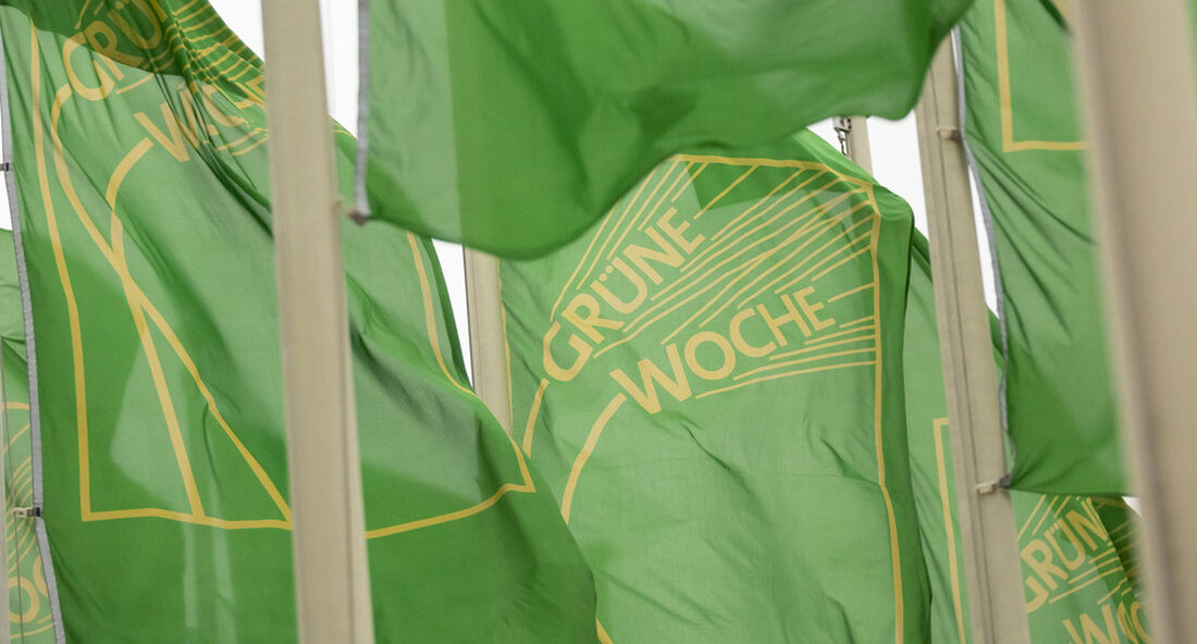Baden-Württemberg wird auf der Internationalen Grünen Woche Anfang 2023 in Berlin nicht mit einem Gemeinschaftsstand vertreten sein. Landwirtschaftsminister Peter Hauk begründet die Absage mit der aktuellen Lage der Land- und Ernährungswirtschaft. Das Budget solle stattdessen den Absatz heimischer Lebensmittel ankurbeln. „Baden-Württemberg startet traditionell im Januar auf der Internationalen Grünen Woche in Berlin (IGW) mit einem Gemeinschaftsstand zu aktuellen Themen der Land- und Ernährungswirtschaft in das neue Jahr. Da wir in besonderen Zeiten leben und unsere Bäuerinnen und Bauern sowie die gesamte Ernährungswirtschaft durch Inflation und Energiekrise außergewöhnlich hoch belastet sind, haben wir uns nach reiflicher Überlegung und Abwägung der Gesamtumstände dafür …
