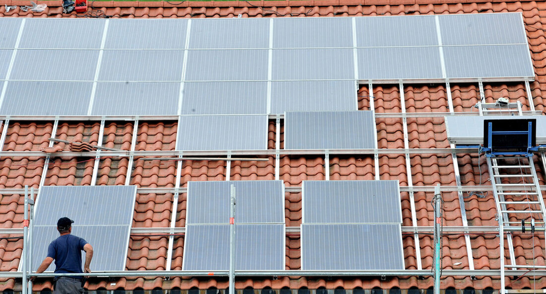 Die Mehrheit des Finanzausschusses des Bundesrates stimmte für eine Einkommensteuer, die vom Betrieb neu gebauter kleiner Photovoltaikanlagen mit einer Spitzenleistung von bis zu zehn Kilowatt befreit ist. Die Steuerbefreiung gilt für Anlagen, die nach dem 31. Dezember 2019 gebaut wurden. Ein Großteil des Finanzausschusses des Bundesrates befürwortet eine vom Betrieb neu gebauter kleiner Photovoltaikanlagen (PV-Anlagen) mit einer Spitzenleistung von bis zu zehn Kilowatt (kWp) befreite Einkommensteuer. Ein Antrag, den Baden-Württemberg gemeinsam mit Bremen und Schleswig-Holstein eingereicht hat, zielt auf eine rechtzeitige Umsetzung ab. „Die Befreiung der Einnahmen aus den kleinen PV-Anlagen von der Steuer spart viel Bürokratie“, sagte Finanzminister Edith …