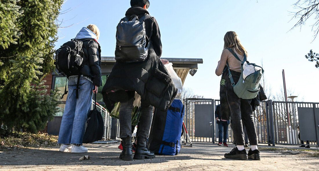 Innenminister Thomas Strobl unterstützt die Kommunen beim Hilferuf im Hinblick auf die steigenden Flüchtlingszahlen. Der stellvertretende Ministerpräsident und Innenminister Thomas Strobl hat auf den Hilferuf der Kommunen hinsichtlich der steigenden Flüchtlingszahlen reagiert und seine Unterstützung zugesichert. In einer Stellungnahme betonte er, dass die Städte, Gemeinden und Landkreise durch die hohe Anzahl an Flüchtlingen an ihre Belastungsgrenze gelangt sind und dringend Hilfe benötigen. Strobl betont, dass dieser Hilferuf von der Regierung ernst genommen und schnell gehandelt werden muss, anstatt darüber zu streiten. Die aktuelle Situation beschreibt Strobl als eine Art Pulverfass, von dem lediglich Rechtspopulisten profitieren würden. Wichtig sei daher, dass …