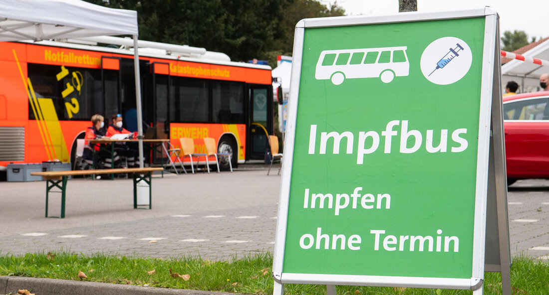 Angesichts des zunehmenden Stresses auf den Intensivstationen und der drohenden Alarmstufe startet Baden-Württemberg eine Impfkampagne zur Unterstützung von Haus- und Fachärzten. Rund 155 mobile Impfteams werden in jeder Stadt und jedem Landkreis feste regionale Impfstützpunkte einrichten. „Wir haben schwierige Wochen vor uns. Die Infektionsrate steigt rasant. Die vierte Welle trifft die Nicht-Geimpften mit voller Wucht“, sagte Ministerpräsident Winfried Kretschmann am Donnerstag, 11.11.2021 in Stuttgart. „Deshalb appelliere ich noch einmal eindringlich an alle Menschen in Baden-Württemberg, sich gegen das Virus einzusetzen sich impfen lassen. Impfen ist der Ausweg aus der Pandemie. Dazu erhöhen wir jetzt die Impfkapazitäten im Land deutlich – …