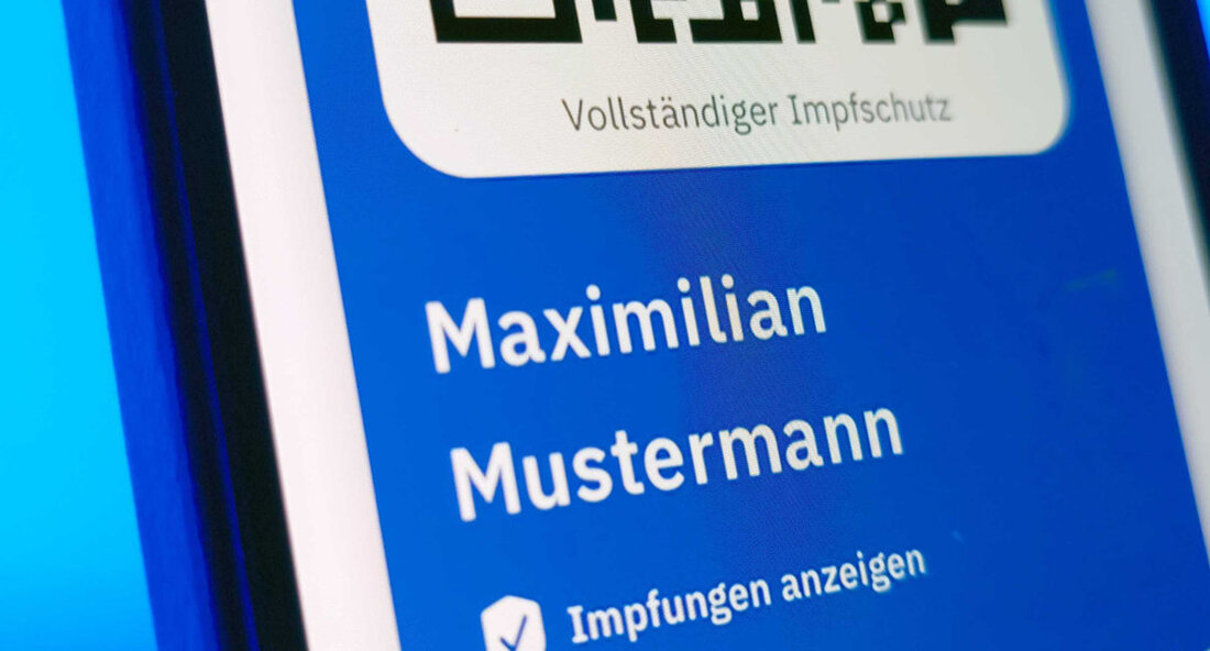 Baden-Württemberg startet am 14. Juni mit dem digitalen Impfausweis. Personen, die bereits in den Impfzentren vollständig geimpft wurden, erhalten den Nachweis automatisch per Post. Das digitale Zertifikat ist ein Zusatzangebot zum Gelben Impfausweis, der als Ausweisdokument gültig bleibt. Ab Montag, 14. Juni 2021, werden in den Impfzentren in Baden-Württemberg nach der zweiten Impfung digitale Impfbescheinigungen ausgestellt. Diese können dann per QR-Code von Smartphone-Apps ausgelesen werden, sodass der gelbe Impfpass nicht mehr mitgeführt werden muss. Bürgerinnen und Bürger, die bereits beide Impfungen in den Impfstellen erhalten haben, erhalten in den nächsten Wochen automatisch den digitalen Impfausweis per Post. Wer die Impfungen …