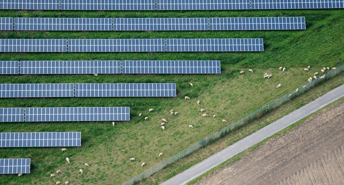 Beim neunten Solarbranchentag in Stuttgart hat Energieministerin Thekla Walker angekündigt, dass das Land beim Photovoltaik-Ausbau noch deutlich zulegen will. Damit soll zur Versorgungssicherheit und dem Eindämmen der Klimakrise beigetragen werden. Potenzial und Nachholbedarf besteht insbesondere bei den Photovoltaik-Freiflächenanlagen. Umwelt- und Energieministerin Thekla Walker geht für das Jahr 2022 von einen „Spitzenertrag“ für die Solaranlagenbetreiberinnen und -betreiber aus. „Seit 2017 verzeichnen wir in Baden-Württemberg einen Aufwärtstrend. In diesem Jahr dürfen wir Rekorde bei den Photovoltaik (PV)-Erträgen erwarten.“ Zugleich betonte die Ministerin beim Solarbranchentag am 20. Oktober 2022 in Stuttgart, das Land wolle bei den Zubauzahlen in Zukunft „noch deutlich zulegen“. Der …