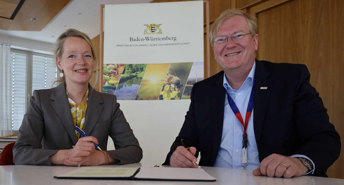 Die Landesregierung und die Robert Bosch GmbH haben eine Absichtserklärung zur Stärkung der Wasserstoff- und Brennstoffzellentechnologie unterzeichnet. Das Land will den Markthochlauf für Wasserstoff bestmöglich unterstützen und damit den Wirtschafts- und Innovationsstandort Baden-Württemberg stärken. Die Landesregierung u Robert Bosch GMBH beabsichtigen, die Wasserstoff- und Brennstoffzellentechnologie in Baden-Württemberg voranzubringen. Premierminister Winfried Kretschmann und Dr. Stefan Hartung, Vorsitzender der Geschäftsführung der Robert Bosch GmbH, betonen die zentrale Bedeutung von Wasserstoff für Industrie, Energiewende und Verkehr. Umwelt- und Energieminister unterzeichneten während eines Gesprächs Thekla Walker und Stefan Hartung haben am Montag, 18. Juli 2022, eine Absichtserklärung unterzeichnet. Wasserstoff ist laut Ministerin Thekla Walker …
