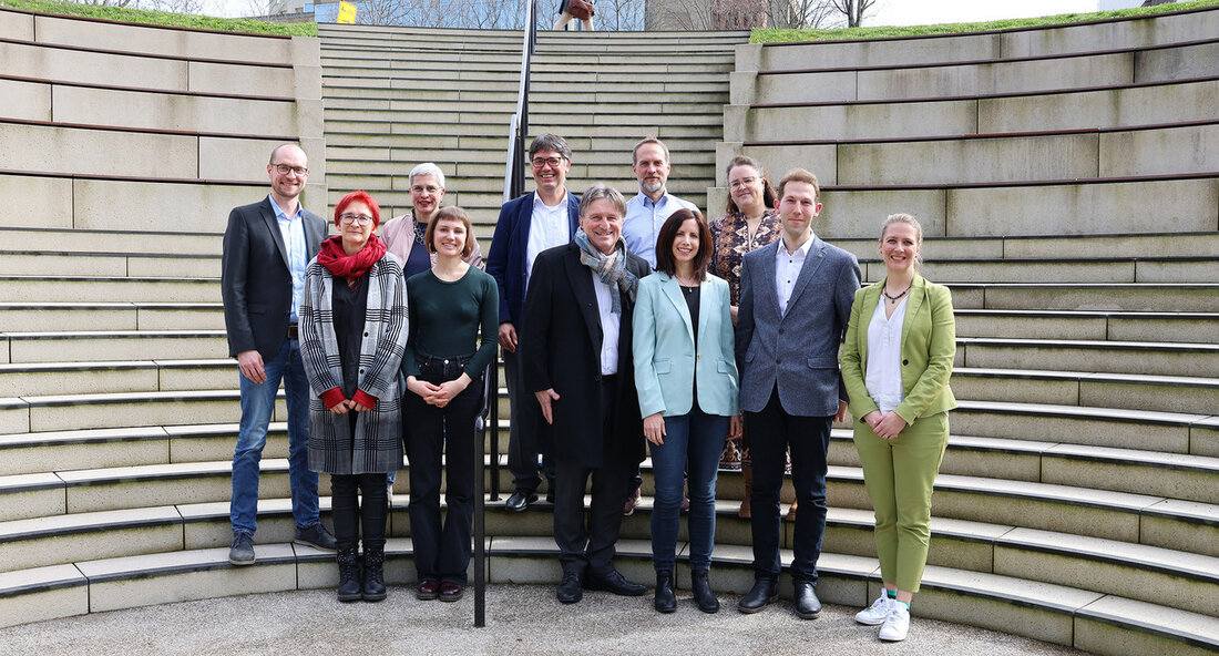 Das Land Baden-Württemberg und die Vector Stiftung fördern den Aufbau von sechs Modellprojekten zum &#8222;Housing First&#8220;-Ansatz für wohnungslose Menschen in der Region mit insgesamt rund 1,6 Millionen Euro. Der Ansatz basiert darauf, wohnungslosen Menschen ohne Vorbedingungen und mit einem unbefristeten Mietvertrag eine Wohnung zur Verfügung zu stellen, um dann begleitende sozialpädagogische Hilfen anzubieten. Dieser Ansatz hat sich bereits in den USA und anderen europäischen Ländern bewährt und soll nun auch in Baden-Württemberg umgesetzt werden. Die ausgewählten Standorte für die Modellprojekte sind Herrenberg, Esslingen am Neckar, Region Biberach-Schussental, Reutlingen, Freiburg im Breisgau und Heidelberg. Diese Projekte haben nun drei Jahre Zeit, &hellip;