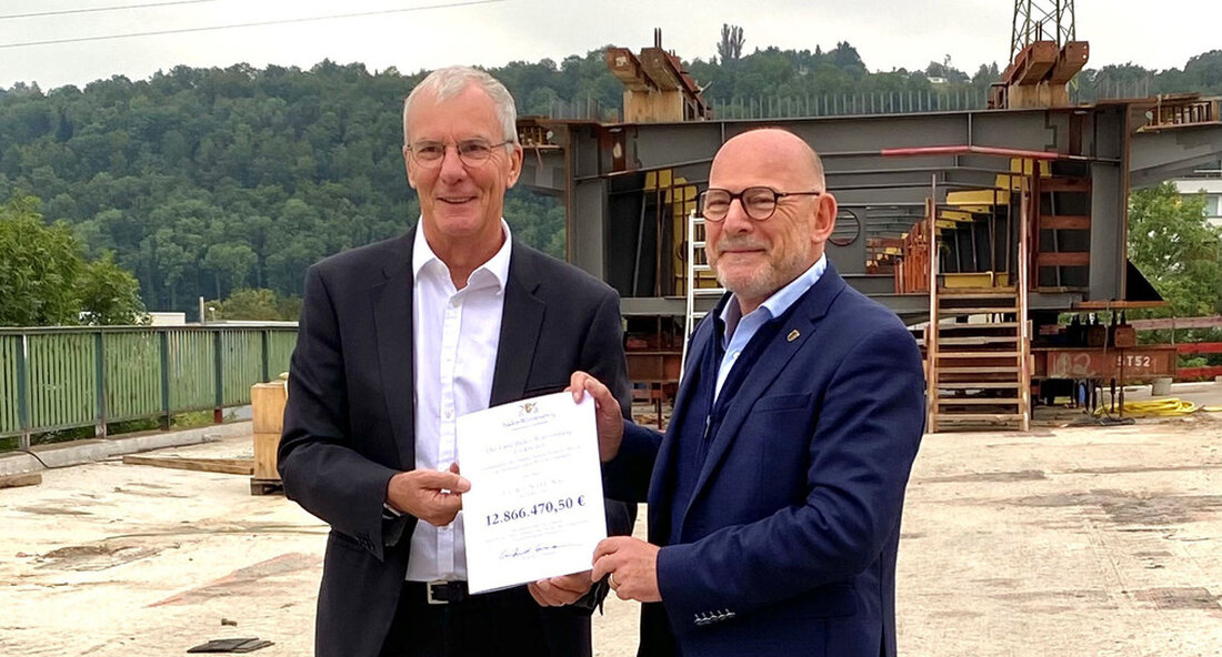 Für den Ersatz der Hanns-Martin-Schleyer-Brücke erhält die Stadt Esslingen am Neckar knapp 13 Millionen Euro Fördermittel aus dem Landesprogramm „Kommunaler Sanierungsfonds Brücken“. Die Instandhaltung der Straßen und insbesondere der Brücken gehört zu den zentralen Aufgaben der Straßenverwaltung in Baden-Württemberg. Anlässlich der Übergabe des Förderbescheids in Esslingen sagte der Verkehrsminister Winfried Hermann am Donnerstag: „Die Sanierung kommunaler Brücken hat hohe Priorität. Ohne die Brücken kann ein leistungsfähiges Straßeninfrastrukturnetz nicht aufrechterhalten werden. Viele Kreise und Gemeinden haben einen hohen Sanierungsbedarf ihrer Brücken, den sie alleine nicht bewältigen können. Deshalb unterstützt der Staat hier im Einzelfall mit freiwilligen Zuschüssen. Esslingen mit seinen zahlreichen …
