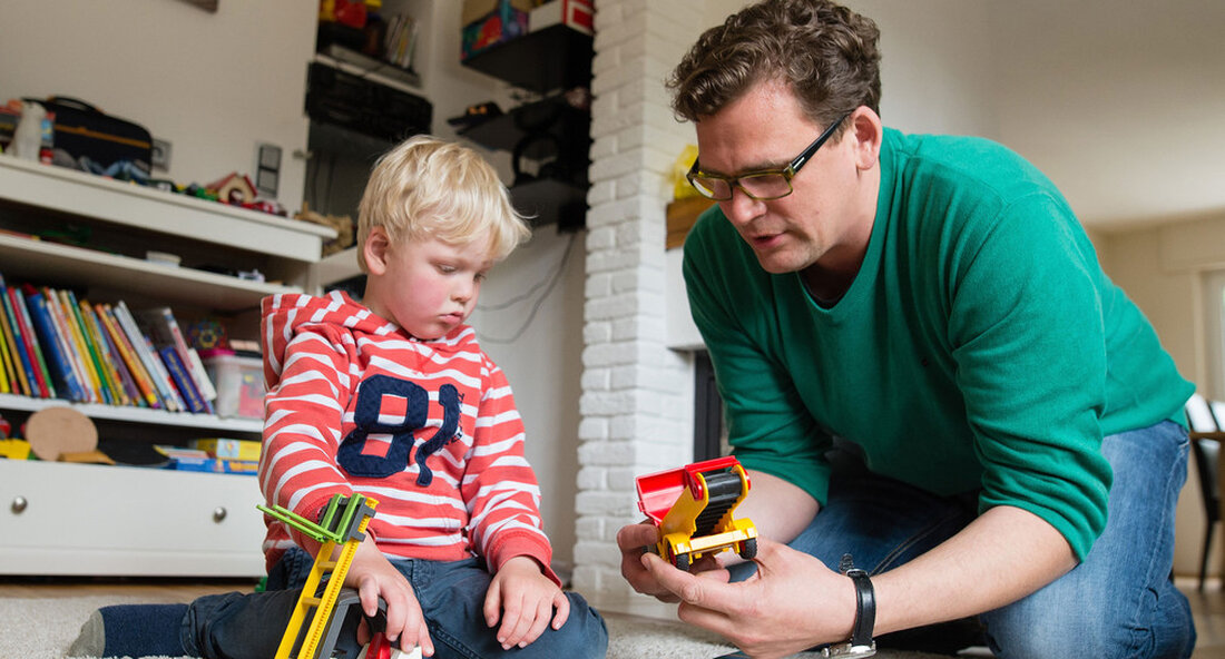 In einer neuen Verordnung hat das Land die Möglichkeiten der Familienarbeit erweitert und fördert im Sommer zusätzliche Familiencamps. Familien wurden in den vergangenen Monaten durch Corona besonders gestresst, sie sollen nun die Möglichkeit haben, sich zu erholen. Zwischen Homeschooling und Homeoffice – Familien waren in den vergangenen Monaten der Pandemie besonders belastet. Das Land erweitert und fördert daher in einer neuen Verordnung die Möglichkeiten der Familienarbeit zusätzliche Familienbildungscamps (PDF) im Sommer. „Alleinerziehende, sozial schwache Familien und Familien mit geringem Einkommen waren von den pandemiebedingten Einschränkungen besonders stark betroffen. Sie können sich den Urlaub nicht unbedingt leisten – brauchen aber trotzdem …