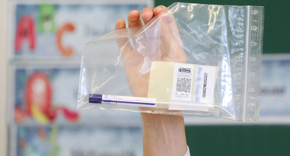 Aufgrund der Verbreitung der Delta-Variante des Coronavirus soll der Schulbeginn nach den Sommerferien von regelmäßigen Tests in Schulen, Kitas und Kitas begleitet werden. Dafür stellt das Land rund 76 Millionen Euro zur Verfügung. Angesichts der Ausbreitung der ansteckenderen Delta-Variante des Coronavirus und einer möglichen Verschlimmerung von Infektionen durch Reiserückkehrer sollte der Schulbeginn nach den Sommerferien von regelmäßigen Tests in Schulen, Kitas und Kitas begleitet werden. Dazu hat der Ministerrat am Dienstag, 13. Juli, die entsprechende Teststrategie erweitert und erweitert. Dies sieht unter anderem auch die Möglichkeit für Kommunen im ganzen Land vor, sogenannte PCR-Pool-Tests oder „Lollipop“-Tests durchzuführen, die bereits erfolgreich …